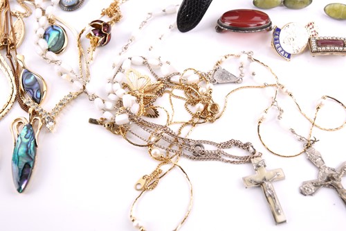 Lot 20 - A small collection of jewellery items, to...