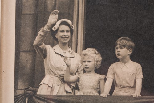 Lot 329 - An original 1954 signed photograph of Queen...