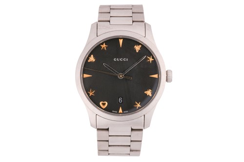 Lot 352 - A Gucci 126.4 gents wristwatch, featuring a...