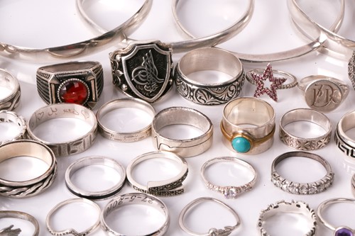 Lot 215 - Assorted white metal jewellery, include...