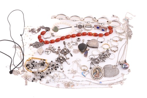 Lot 111 - Assorted jewellery items, to include examples...