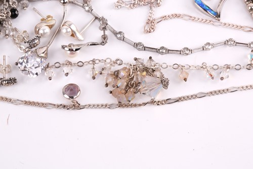 Lot 111 - Assorted jewellery items, to include examples...