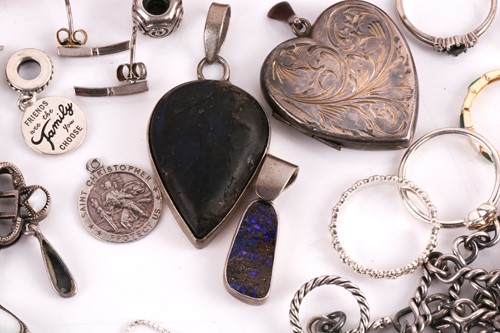 Lot 111 - Assorted jewellery items, to include examples...