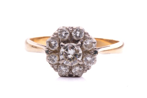 Lot 95 - A diamond daisy head cluster ring, centred...
