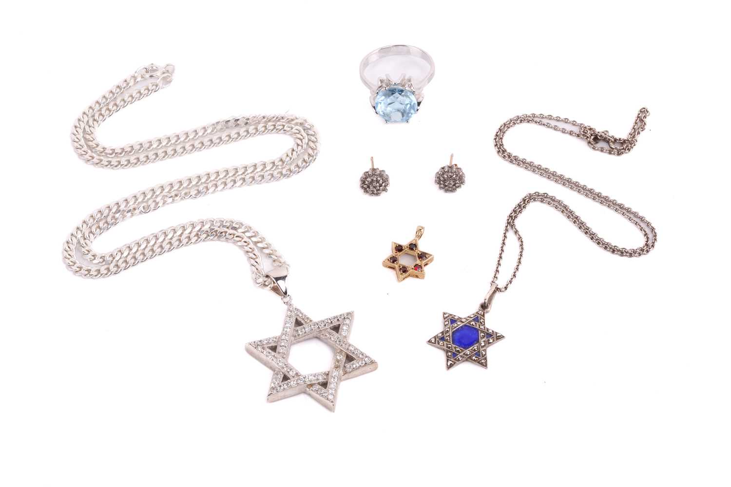 Lot 275 - A small collection of jewellery items,...
