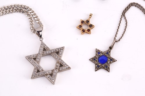 Lot 275 - A small collection of jewellery items,...