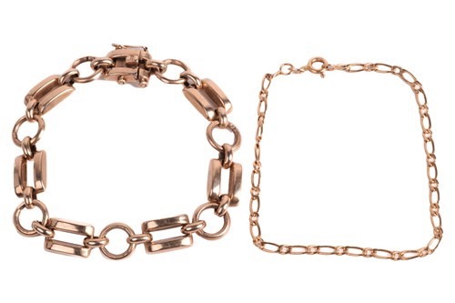 Lot 46 - A 9ct yellow gold chain link bracelet, with...