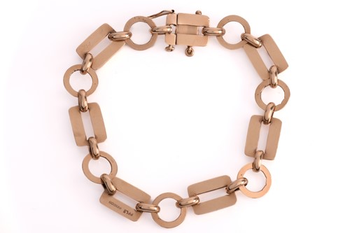 Lot 46 - A 9ct yellow gold chain link bracelet, with...