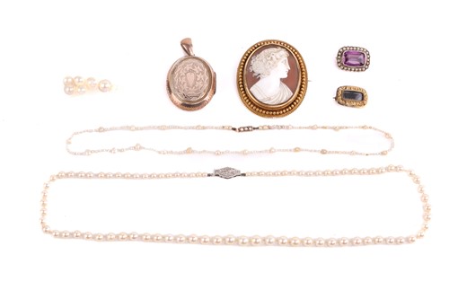 Lot 74 - A miscellaneous collection of jewellery items;...