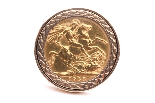Lot 32 - A sovereign coin ring in 9ct gold, comprising...