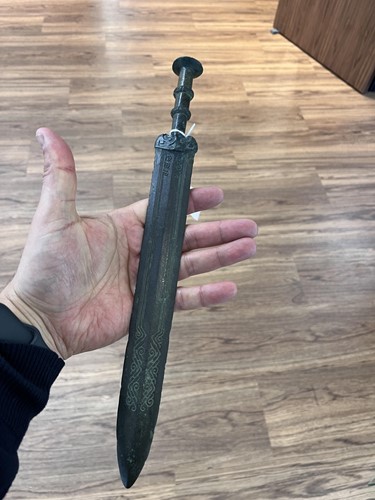 Lot 163 - A Chinese bronze sword, Han Dynasty (206 BC-...