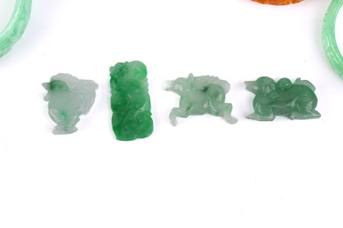 Lot 132 - A mixed collection of Chinese jade, including...
