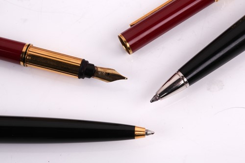 Lot 293 - Must de Cartier - A 'Saphir' fountain pen,...