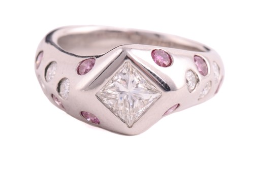 Lot 180 - A single stone princess cut diamond ring in...