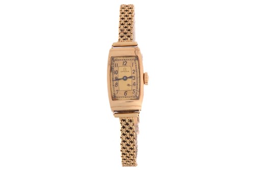 Lot 394 - An Omega lady's dress watch featuring a...