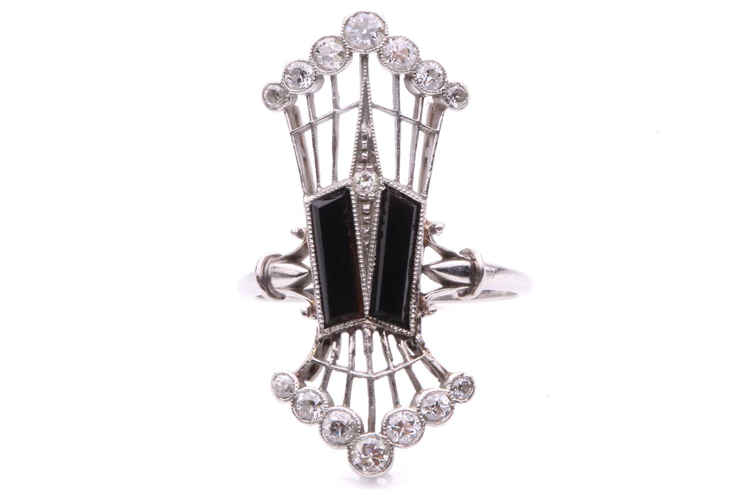 Lot 60 - An Edwardian panel ring set with onyx and