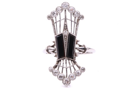 Lot 60 - An Edwardian panel ring set with onyx and...
