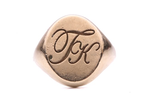 Lot 101 - A 9ct yellow gold signet ring, the oval-shaped...