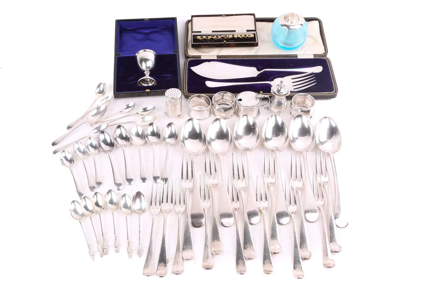 Lot 454 - A cased Edwardian silver egg cup and spoon,...