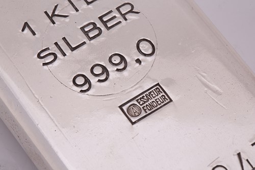 Lot 431 - A 1 kilo silver bullion bar. The rounded...