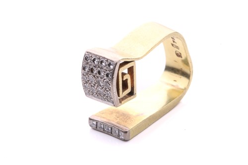 Lot 224 - A modernist diamond ring with a greek key...