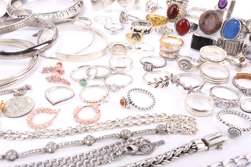 Lot 143 - A quantity of white metal jewellery, including...