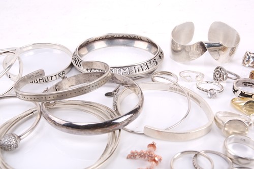 Lot 143 - A quantity of white metal jewellery, including...