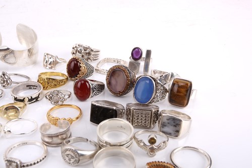 Lot 143 - A quantity of white metal jewellery, including...