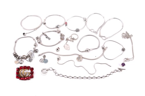 Lot 106 - A collection of white metal jewellery...