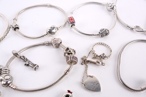 Lot 106 - A collection of white metal jewellery...