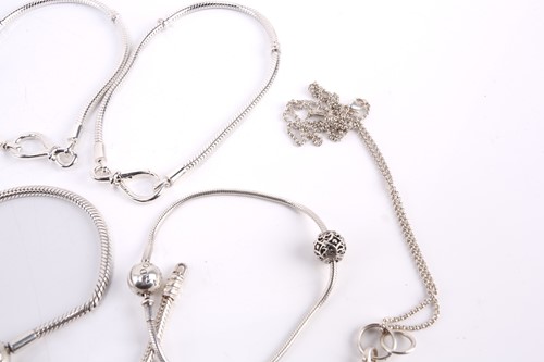 Lot 106 - A collection of white metal jewellery...