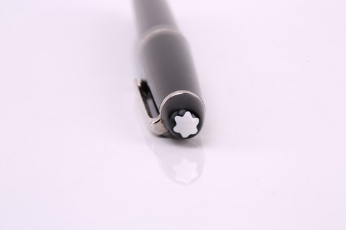 Lot 345 - Montblanc - Meisterstück black fountain pen...