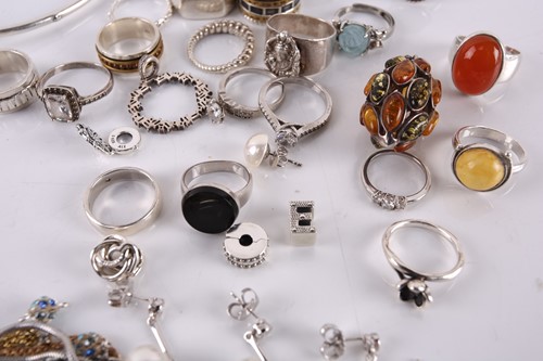 Lot 36 - A collection of white metal jewellery...