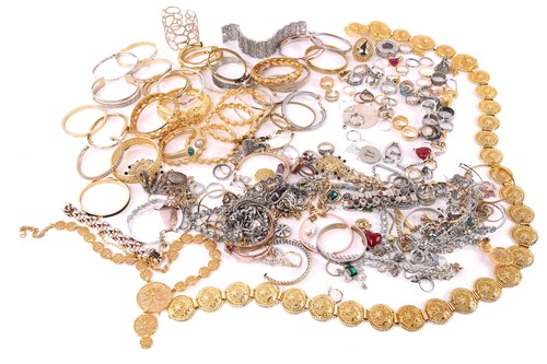 Lot 146 - A quantity of costume jewellery including an...