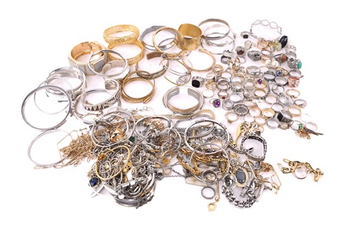 Lot 21 - A quantity of jewellery including bangles,...
