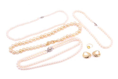 Lot 186 - Four strings of cultured pearl necklaces, a...