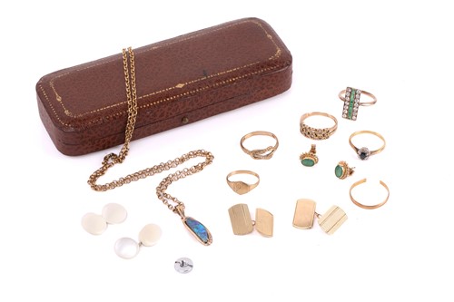 Lot 154 - A small collection of gold jewellery items;...