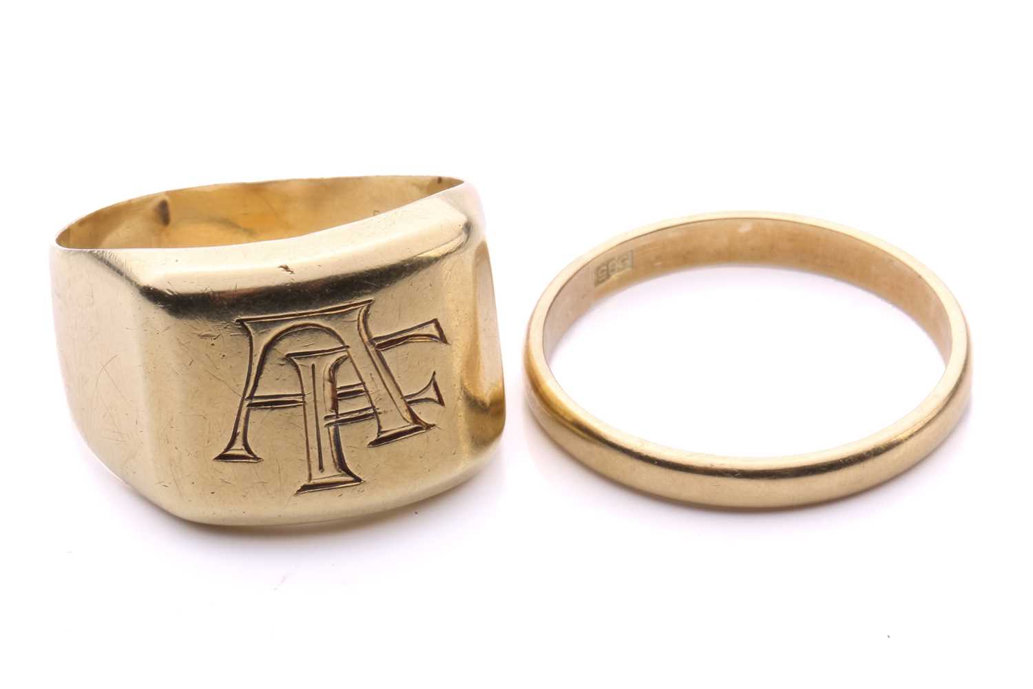 Lot 78 - A signet ring and a wedding band; the signet