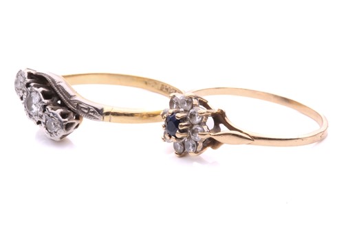 Lot 248 - A three stone diamond cross over ring, with a...