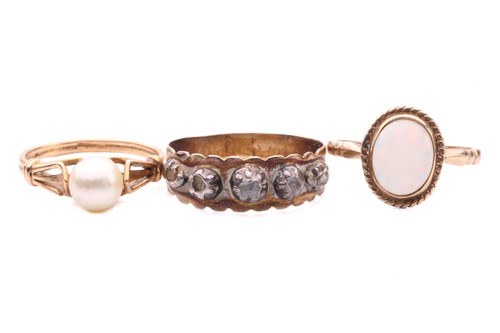 Lot 126 - A cultured pearl ring, ring size K, a single...