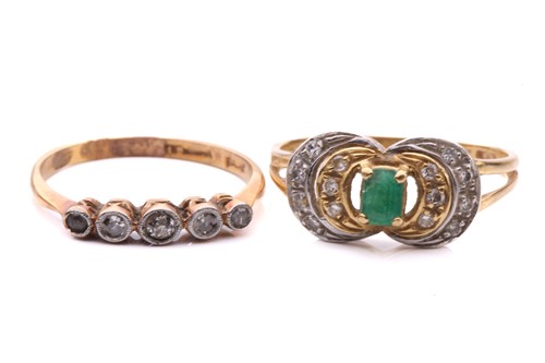 Lot 183 - An emerald and diamond ring, set with a...