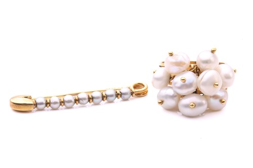 Lot 140 - A safety pin style pearl bar brooch and a...