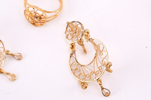 Lot 207 - A filigree suite comprising a necklace, a pair...