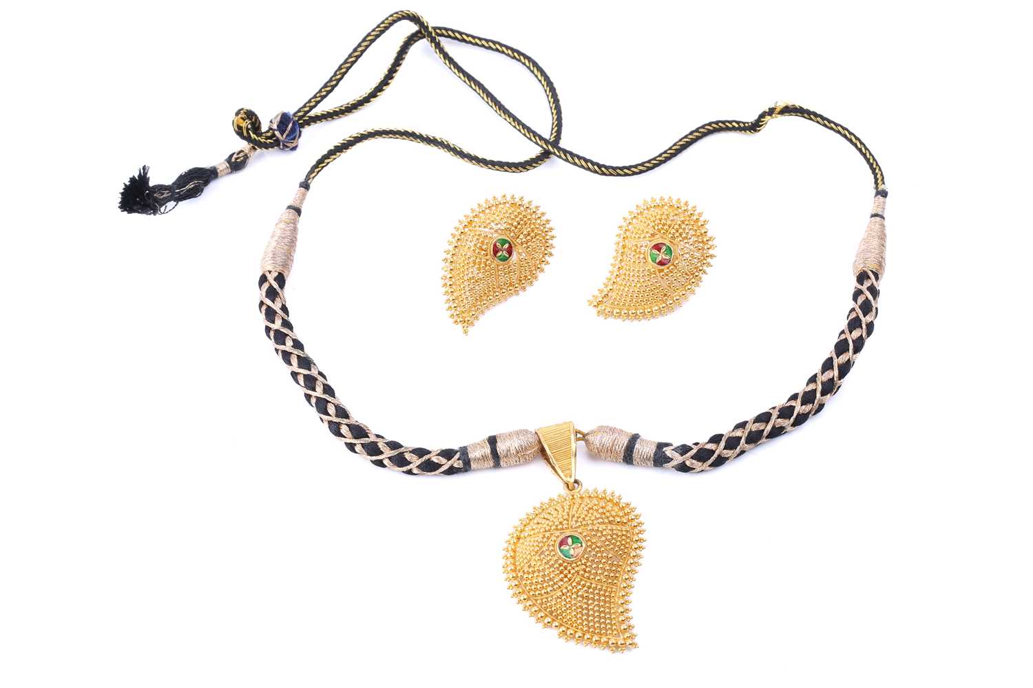 Lot 123 - An Indian pendant necklace and matching...