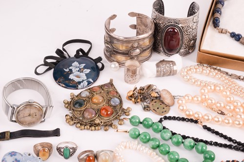 Lot 71 - A large quantity of costume jewellery...