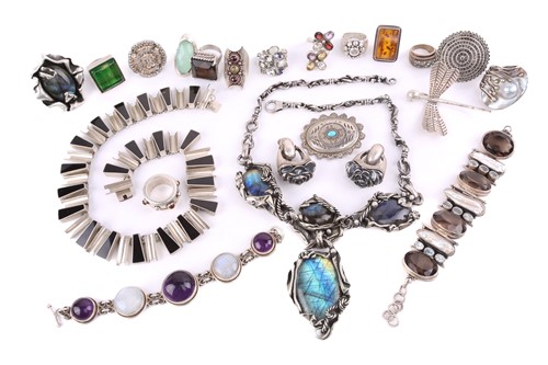 Lot 52 - A quantity of white metal jewellery, including...