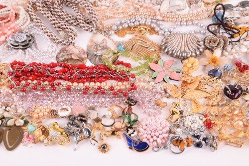 Lot 121 - A large quantity of costume jewellery,...