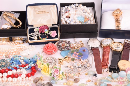 Lot 121 - A large quantity of costume jewellery,...