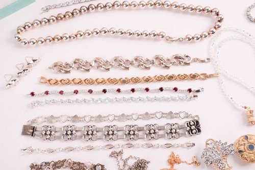Lot 156 - A collection of jewellery including a gem-set...