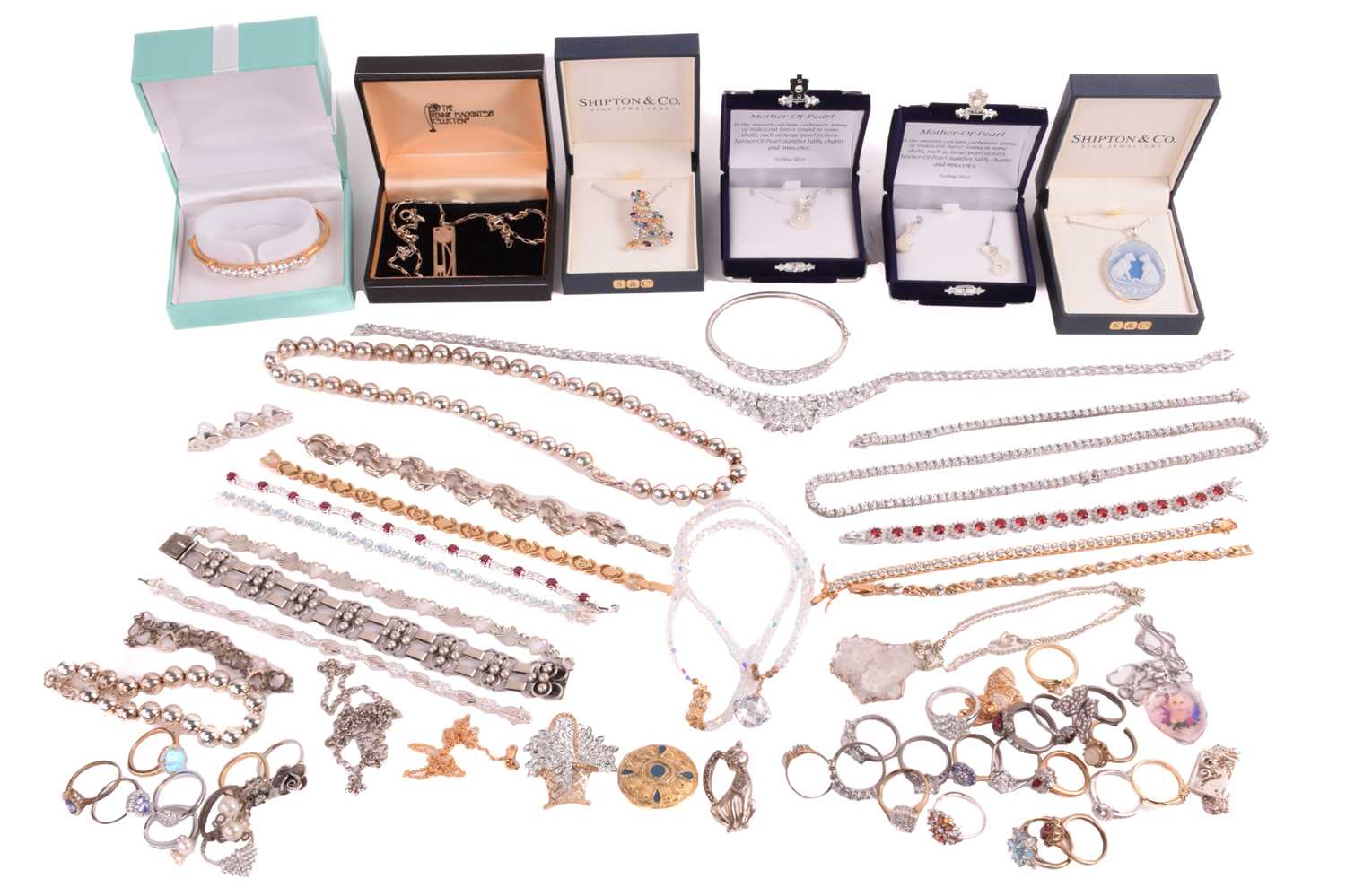 Lot 156 - A collection of jewellery including a gem-set...